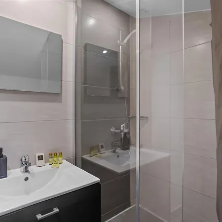 Modern Located In شقة *