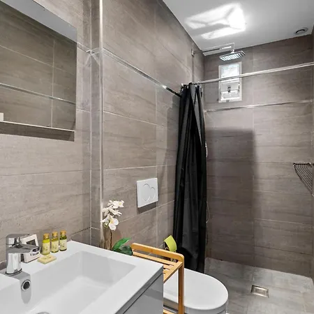 Апартаменты Modern Located In