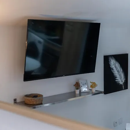 Apartment Modern Located In *