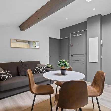 Modern Located In Apartment Cannes
