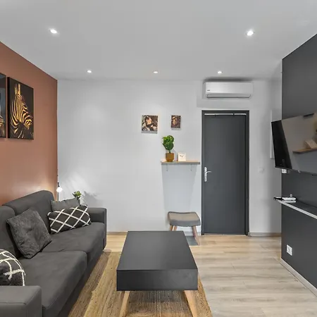 Modern Located In Apartment *