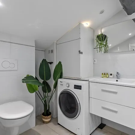Apartment Modern Located In *