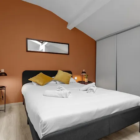 Modern Located In Apartment Cannes